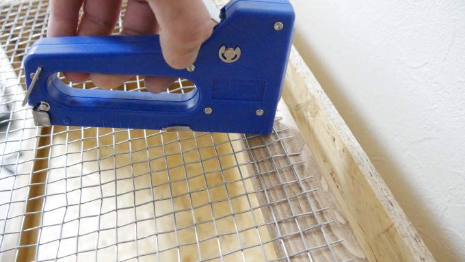 金網をタッカーで留める