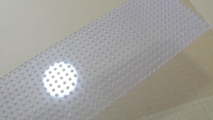 爬虫類ケージ部分の側面通気口
