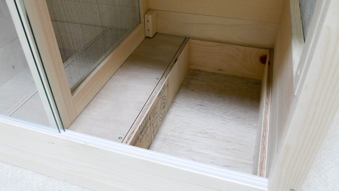 カブトムシ・クワガタ用木製ケージの床箱と仕切り板設置